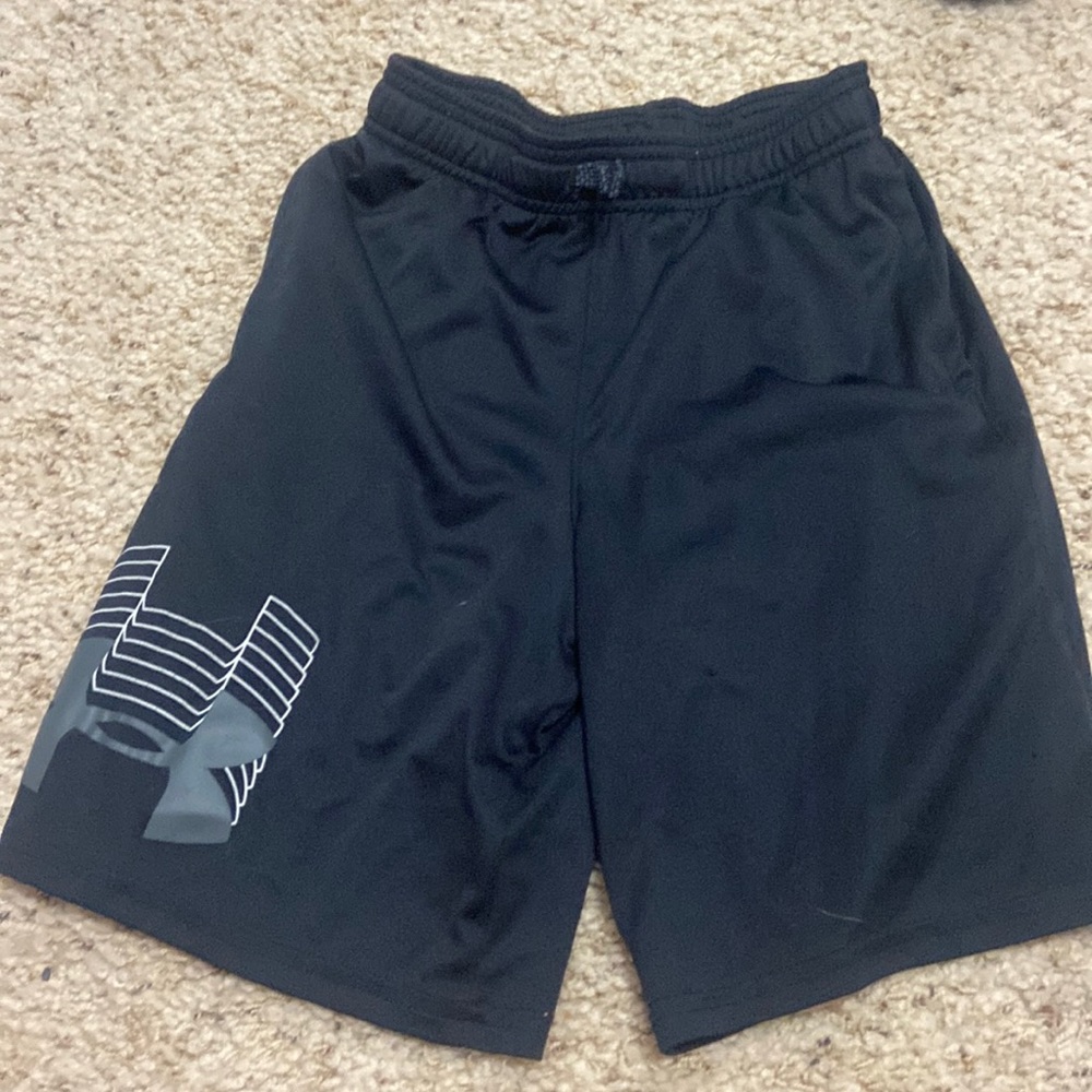 Boys black medium under armour basketball shorts